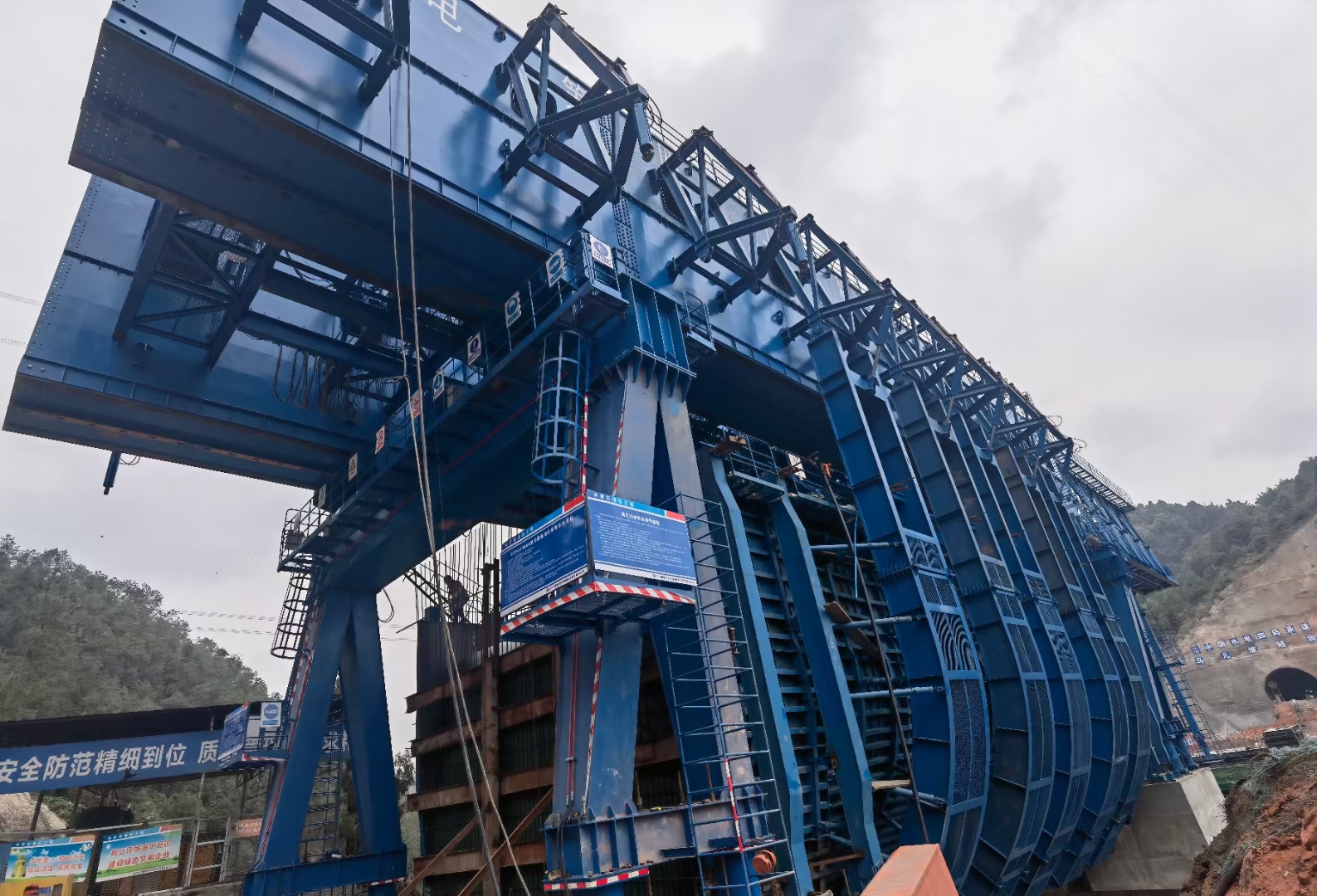 四川廣安移動模架廠家 結構與模架的共生：移動模架設計與橋梁結構設計的協同邏輯?