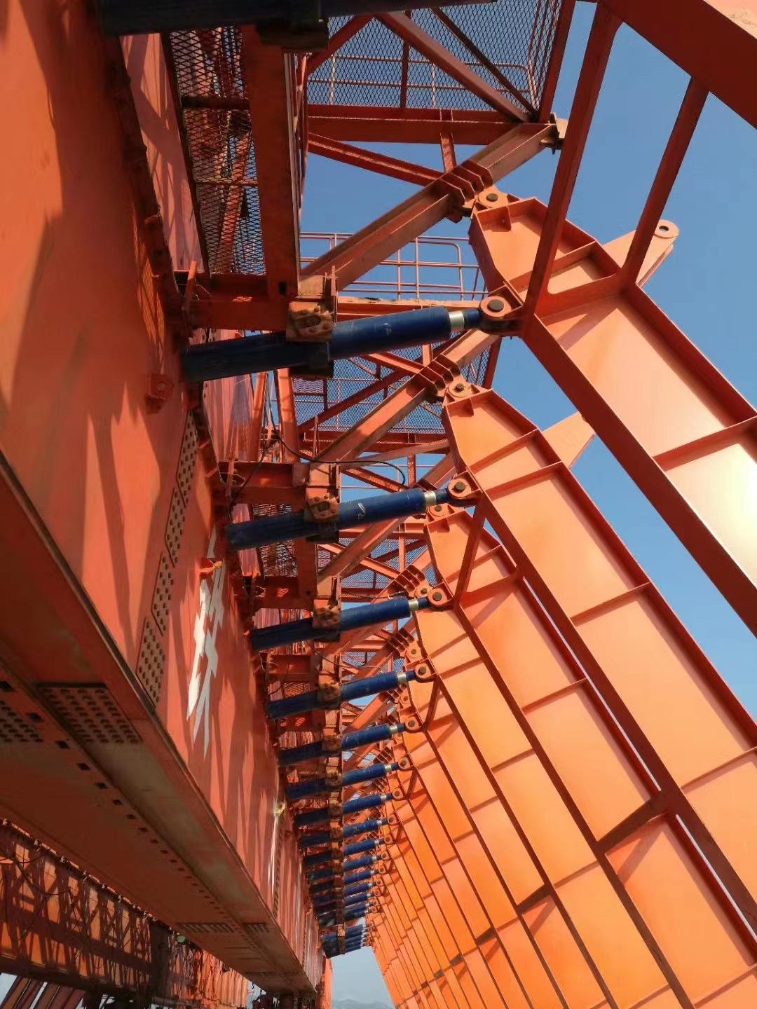 四川達州移動模架廠家 力與形的同步：移動模架預應力張拉與脫模時序的配合邏輯?